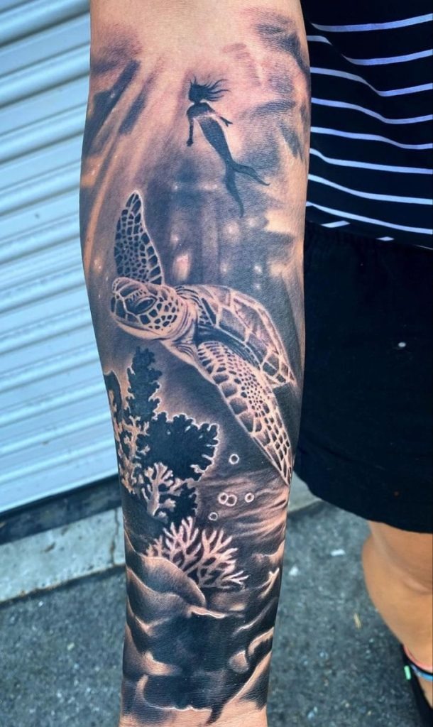 The entire arm piece uses deep ocean mysteries along with mermaid fantasy elements.