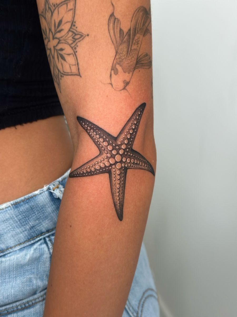 Flowing Black and Grey Starfish with Seaweed Tattoo Design